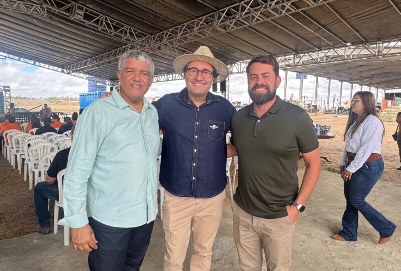 Da esquerda à direita - Eng. Dilson Luiz, presidente do Crea-SE, Breno Barreto, diretor do Sebrae e Francisco Júnior, primeiro-cavalheiro de Nossa Senhora da Glória